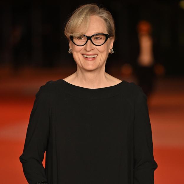 El look elegante y fácil de copiar de Meryl Streep: vestido negro y complementos perfectos