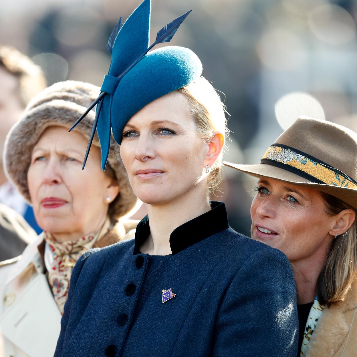 La princesa Ana junto a su hija Zara Tindall y su nueva mano derecha, Dolly Maude./Getty