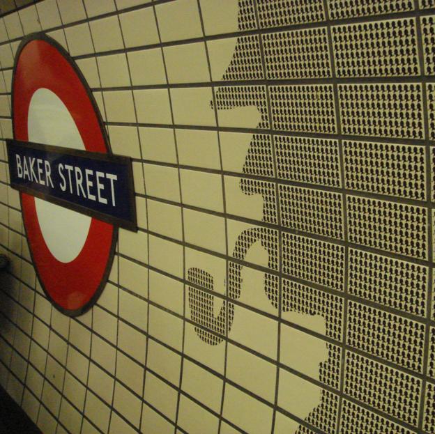 La silueta de Sherlock Holmes en la parada de metro Baker Street, calle en la que Conan Doyle situó su hogar.