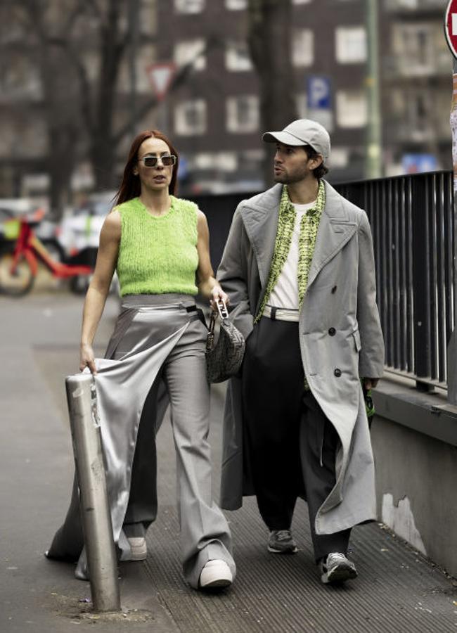 El ejemplo perfecto de cómo combinar verde neón con gris.