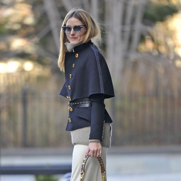 Olivia Palermo con un look con capa