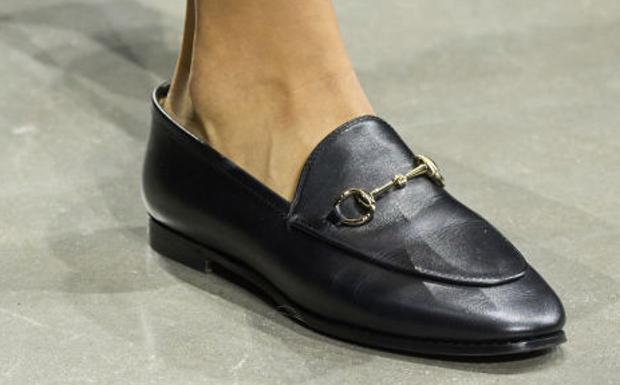 Detalle del mocasín Horsebit de Gucci en su versión clásica en color negro, durante el desfile de la casa para la primavera 2024.