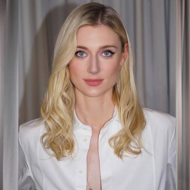 Elizabeth Debicki con mirada luminosa