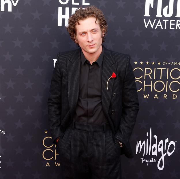 Jeremy Allen White en los Critic's Choice Awards con el broche Amapola que también tiene Rauw Alejandro. 