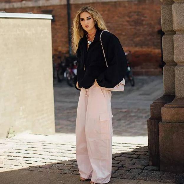 Adiós a los vaqueros: seis looks que adoran las francesas porque son cómodos y elegantes