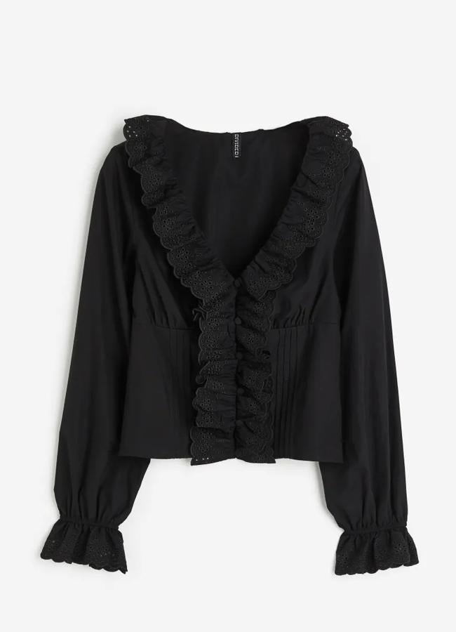 Blusa con escote en pico y volantes en negro de H&M.