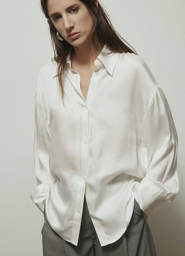 Camisa de seda blanca con diseño oversize