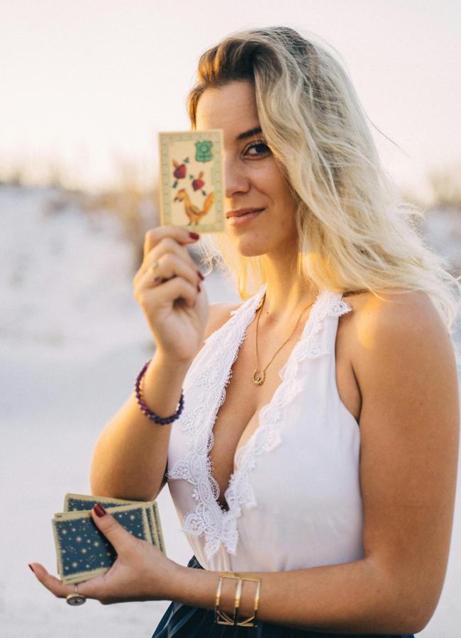 Mujer con cartas del Tarot/PEXELS