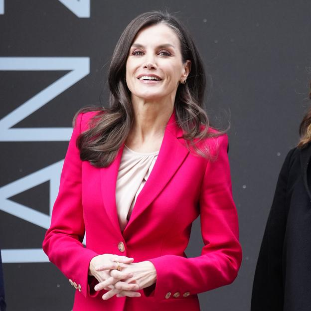 La reina Letizia vuelve al rosa en Lleida: repite con su traje fetiche junto a unos zapatos de tacón cómodo