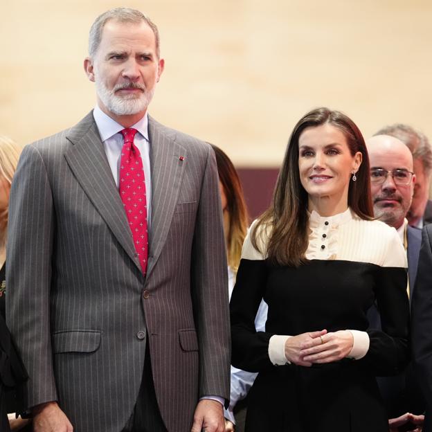 La reina Letizia en Fitur 2024: sorprende repitiendo el mono más bonito de su armario que usa para estar cómoda y elegante