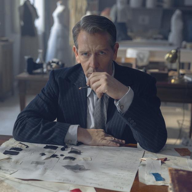 Ben Mendelsohn como Christian Dior en una imagen del biopic sobre el modisto francés.