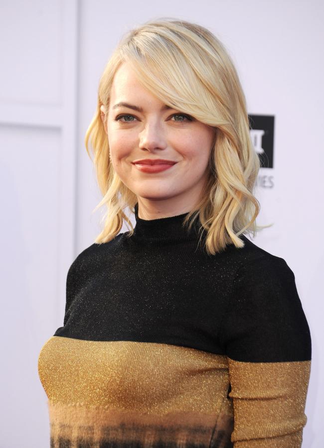 Emma Stone con un pelo rubio platino en 2017. Foto: Gtres.