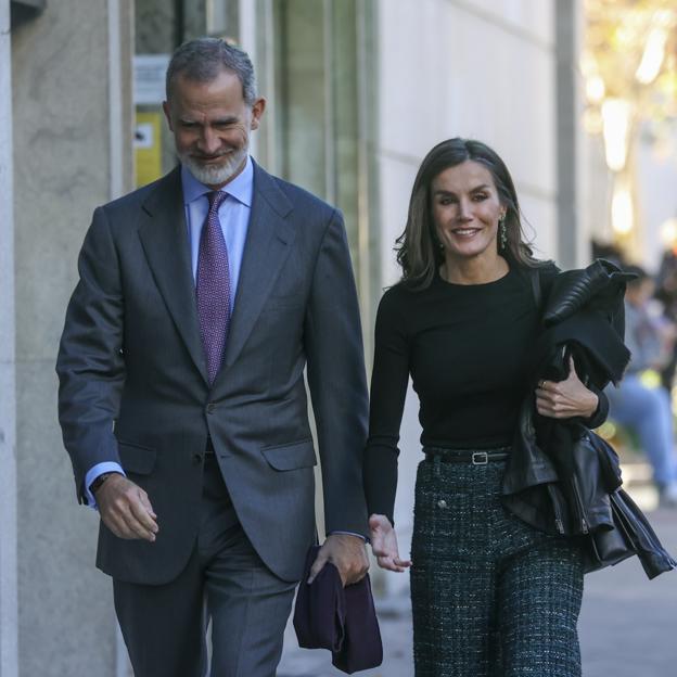 La última escapada nocturna de Letizia y Felipe: el look de la reina para ir al cine