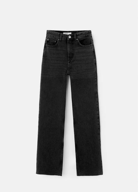 Vaqueros negros de tiro alto de Pull & Bear (29,99 euros)