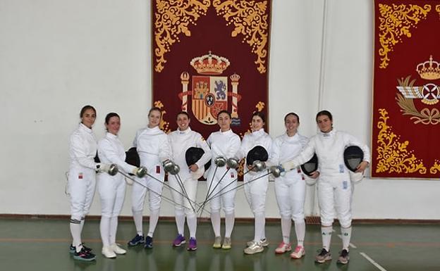 La princesa Leonor junto a sus compañeras en una competición de esgrima en Murcia. / 