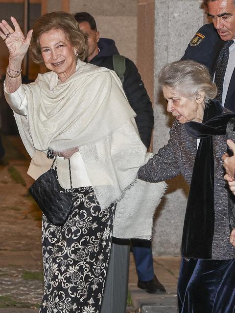 La reina Sofía con bolso de Carolina Herrera. Foto: Gtres.