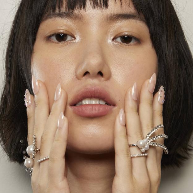 Cómo se hacen las uñas de cristal, la tendencia en manicura elegante que llevarás este año