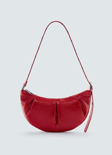 Bolso rojo de Pull & Bear (17,99 euros)