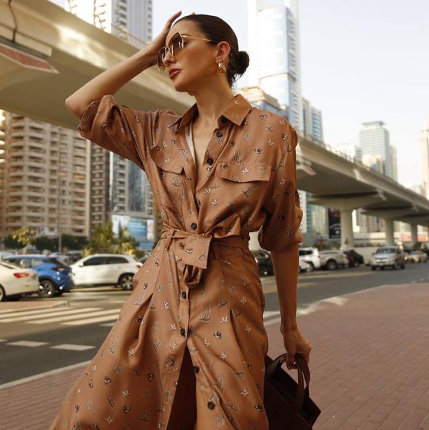 La influencer lleva un look con vestido camisero