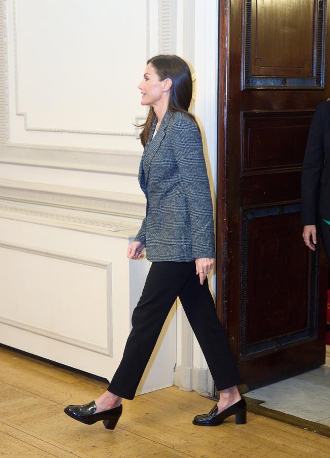 La reina Letizia con unos mocasines de tacón cómodo. / LIMITED PICTURES