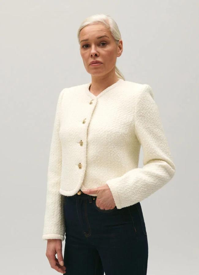 Chaqueta corta de tweed en color blanco de Claudie Pierlot (345 euros).