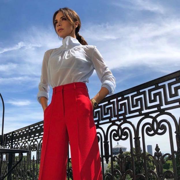 Victoria Beckham con pantalón rojo tendencia