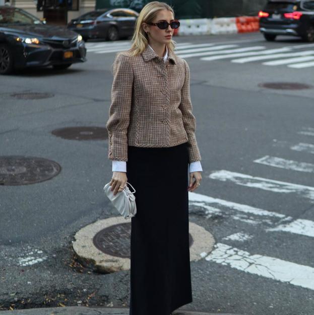 Influencer con look de falda larga negra