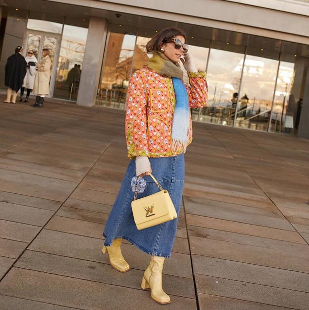 Influencer con chaqueta de flores