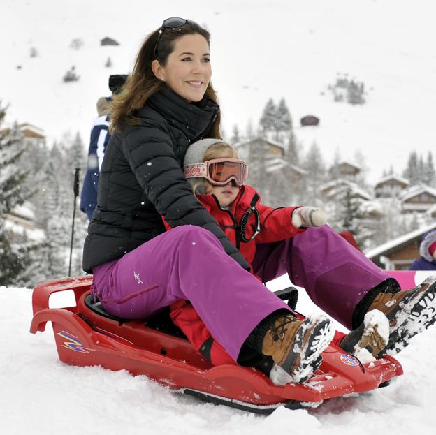 Mary de Dinamarca con la princesa Josephine en Verbier en 2014.