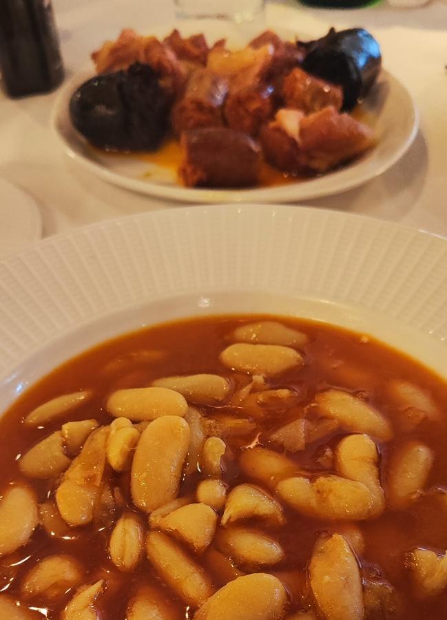 La fabada de La Máquina Tradicional con su compango al fondo. / AFL