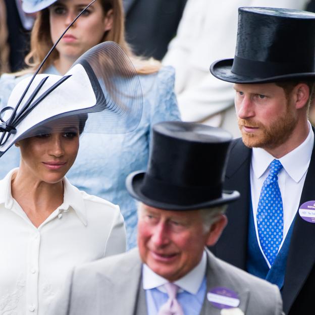 Por qué Carlos III no les quita sus títulos a Meghan y Harry: aumenta la presión para expulsar a los Sussex