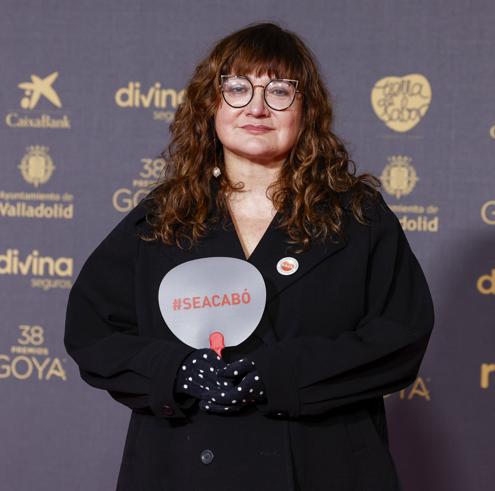 Isabel Coixet en los Premios Goya 2024 con un abanico con el lema #seacabó.