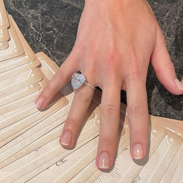 Manicura francesa sutil y sencilla de Margot Robbie elaborada por Betina Goldstein.