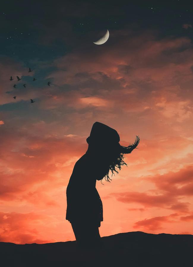 Silueta de mujer con la luna/PEXELS