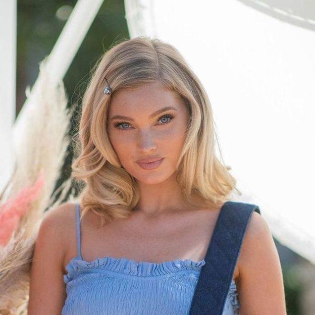 Elsa Hosk con peinado para pelo corto con horquillas