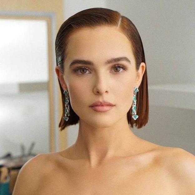 Zoey Deutch con peinado para pelo corto estilo wet look