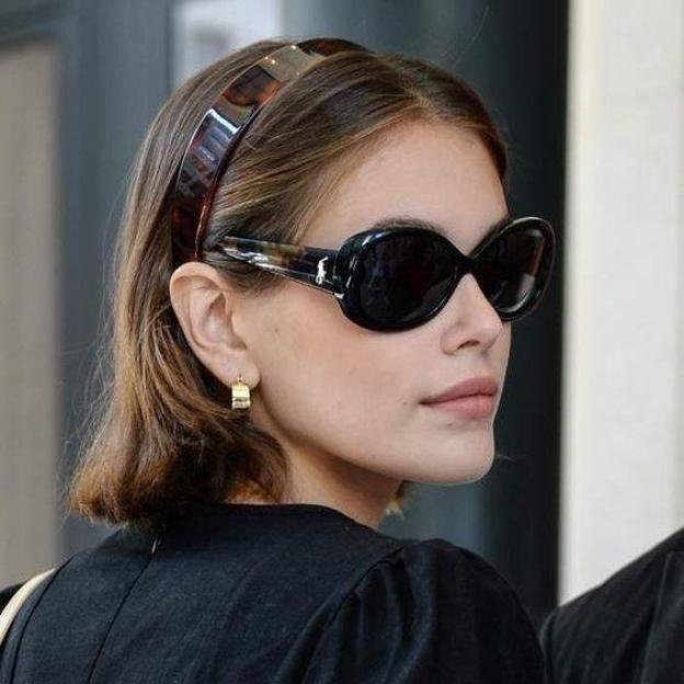 Kaia Gerber con peinado para pelo corto con diadema