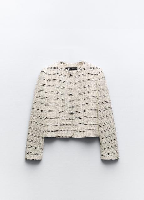 Chaqueta corta con hombreras de Zara (49,99 euros)