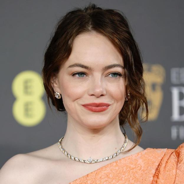 Emma Stone con look en naranja.