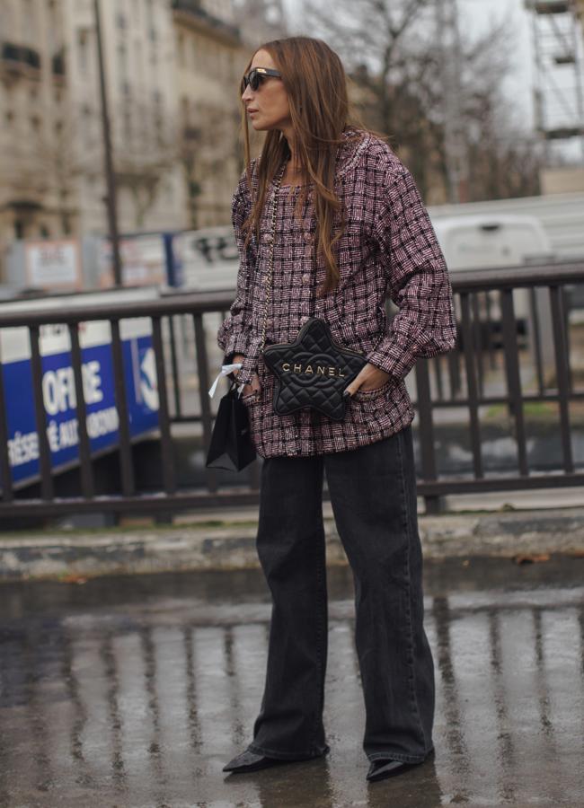 Look con chaqueta de tweed y vaqueros negros. FOTO: Launchmetrics Spotlight.