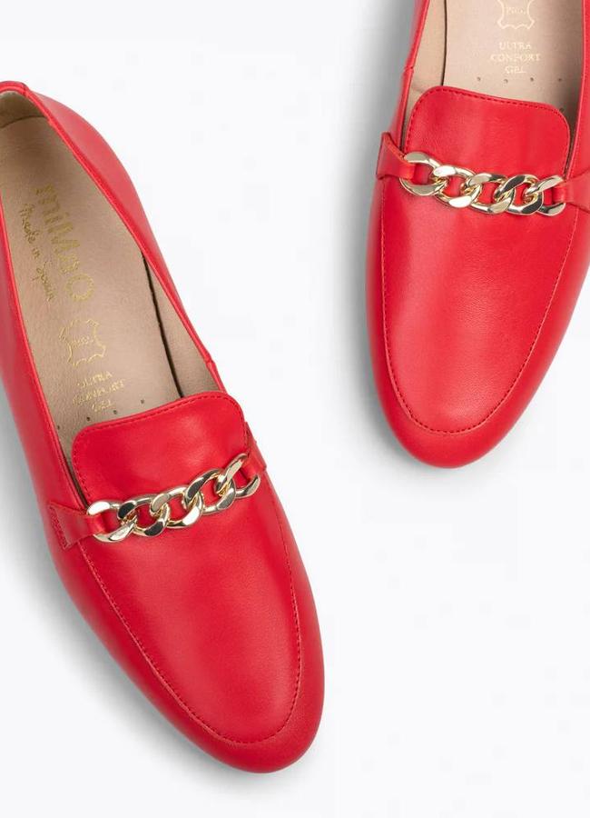 Mocasines rojos con adorno de cadena