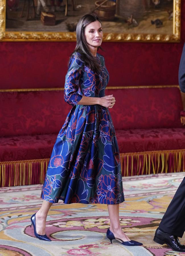 La reina Letizia con un vestido azul de invitada. / LIMITED PICTURES