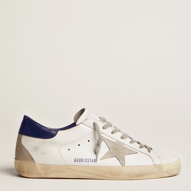 Zapatillas Super-Star con estrella de ante y talón azul de Golden Goose (435 euros).