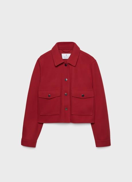 Chaqueta roja de Stradivarius (29,99 euros)