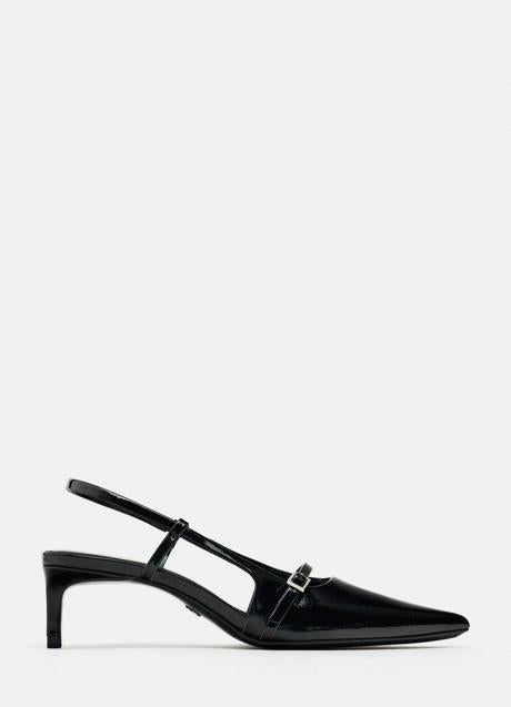 Zapatos negros de Zara (29,99 euros)