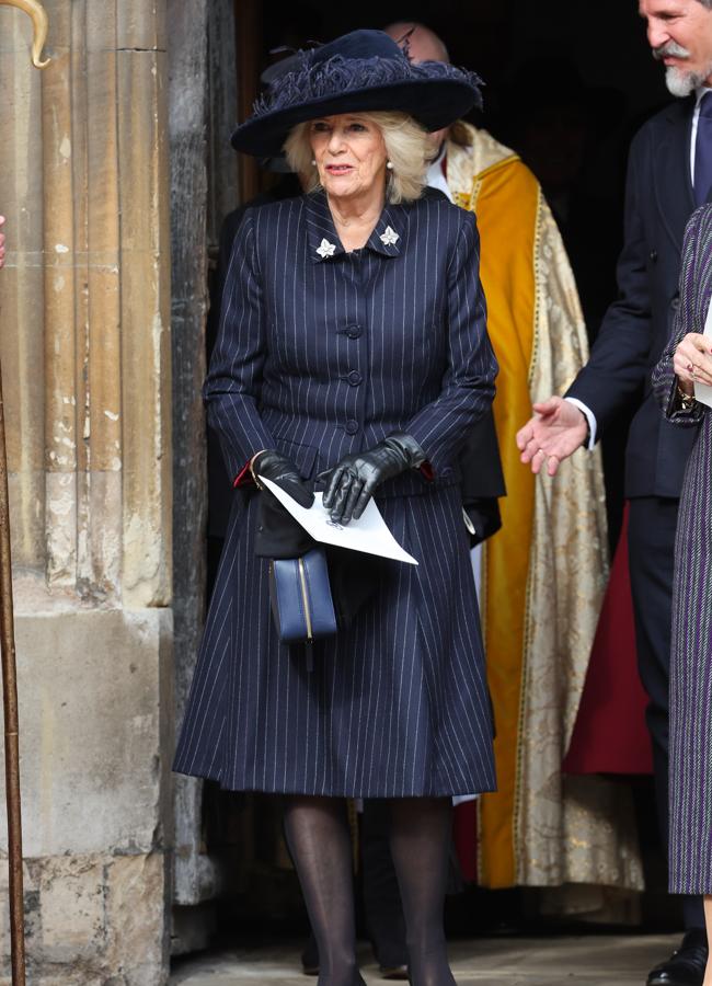 Camilla Parker Bowles con conjunto sastre de rayas diplomáticas. Foto. Gtres.