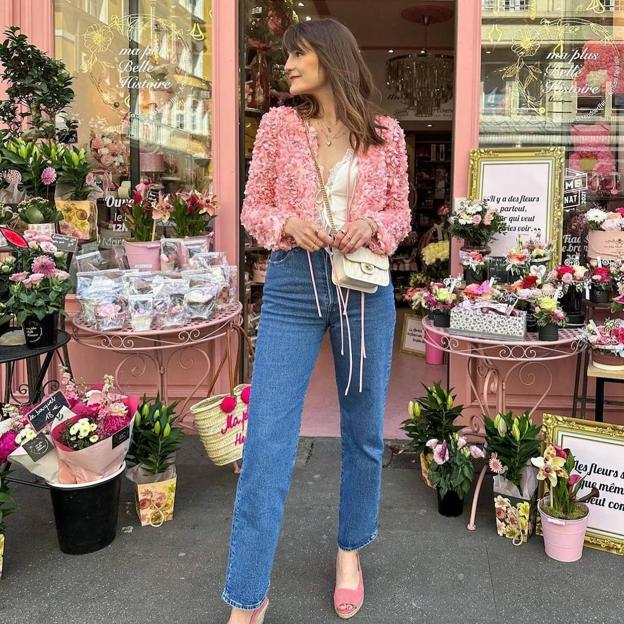 Francesa con look coquette con chaqueta floral para primavera