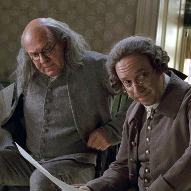 Tom Wilkinson como Benjamin Franklin y Paul Giamatti como John Adams en el biopic sobre el último.