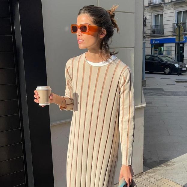 La influencer Carla Ferrer con vestido de punto de Parfois.