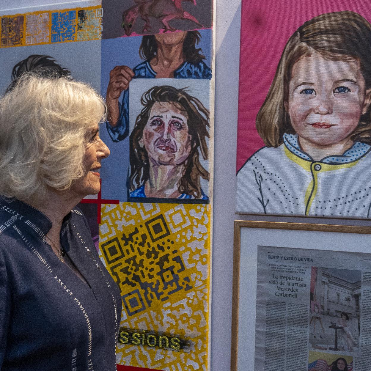 Camilla Parker-Bowles, ante el retrato de la nieta del rey Carlos III, la princesa Charlotte. /GTRES